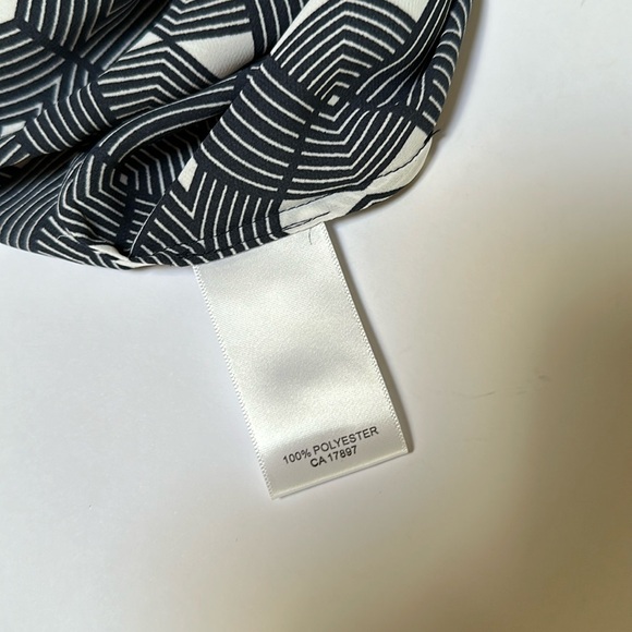 Sleeveless lightweight summer blouse. - Picture 7 of 8